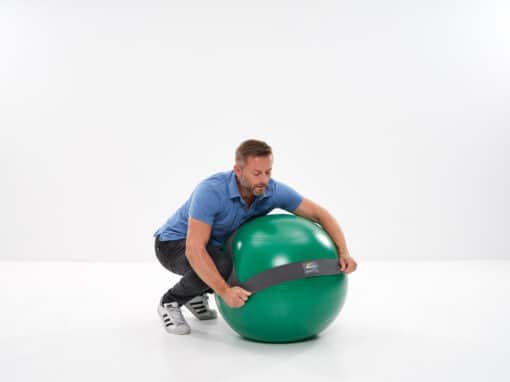Anlegen des MFT Balance Sensors an einem Sit Ball